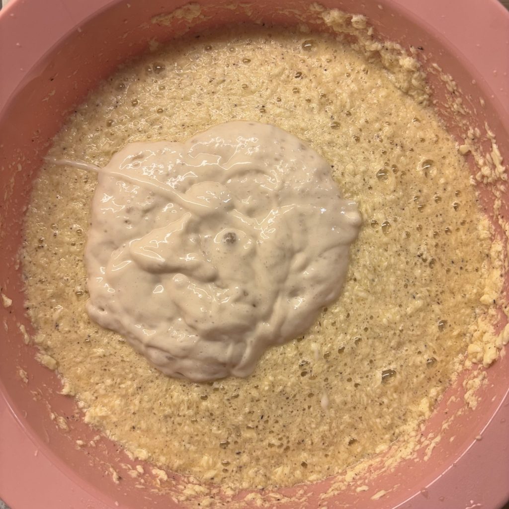 Sauerteigstarter mit und Mehl in einer Schüssel