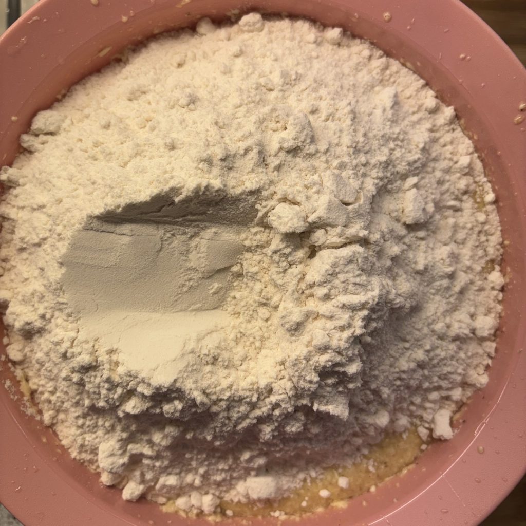 Mehl für Sauerteig Blechkuchen in einer Schüssel