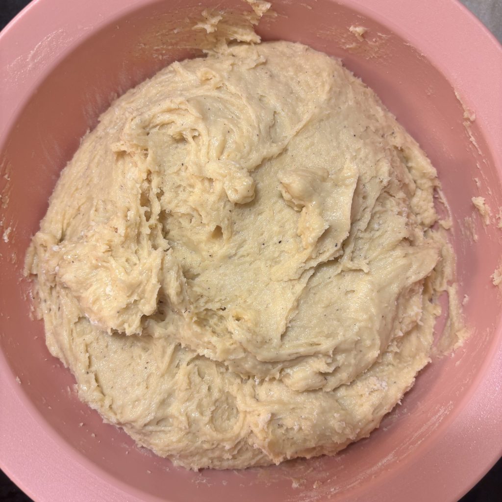 Gemischter Sauerteig Blechkuchenteig in einer rosa Schüssel