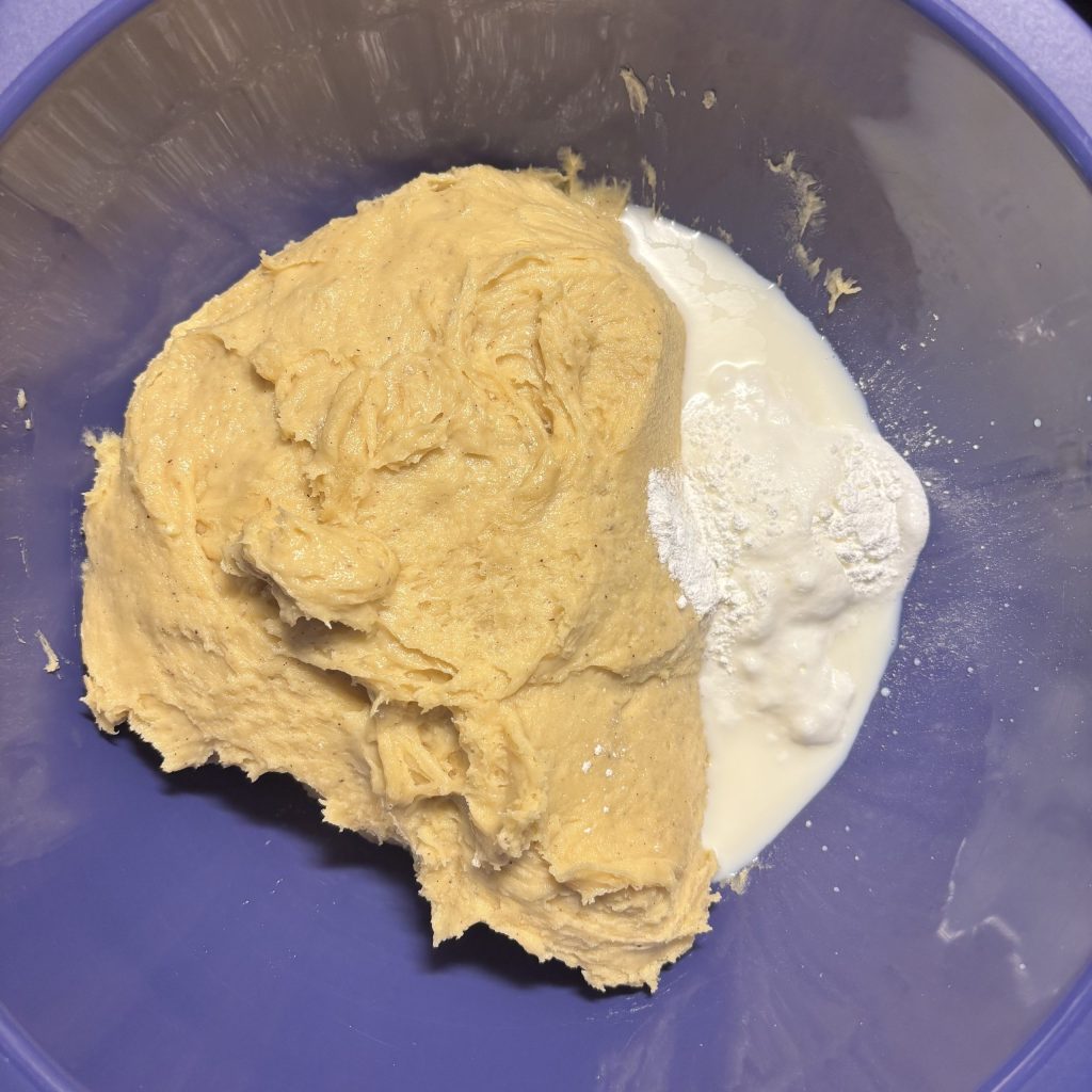 Sauerteig Blechkuchenteig mit Joghurt in einer Rührschüssel