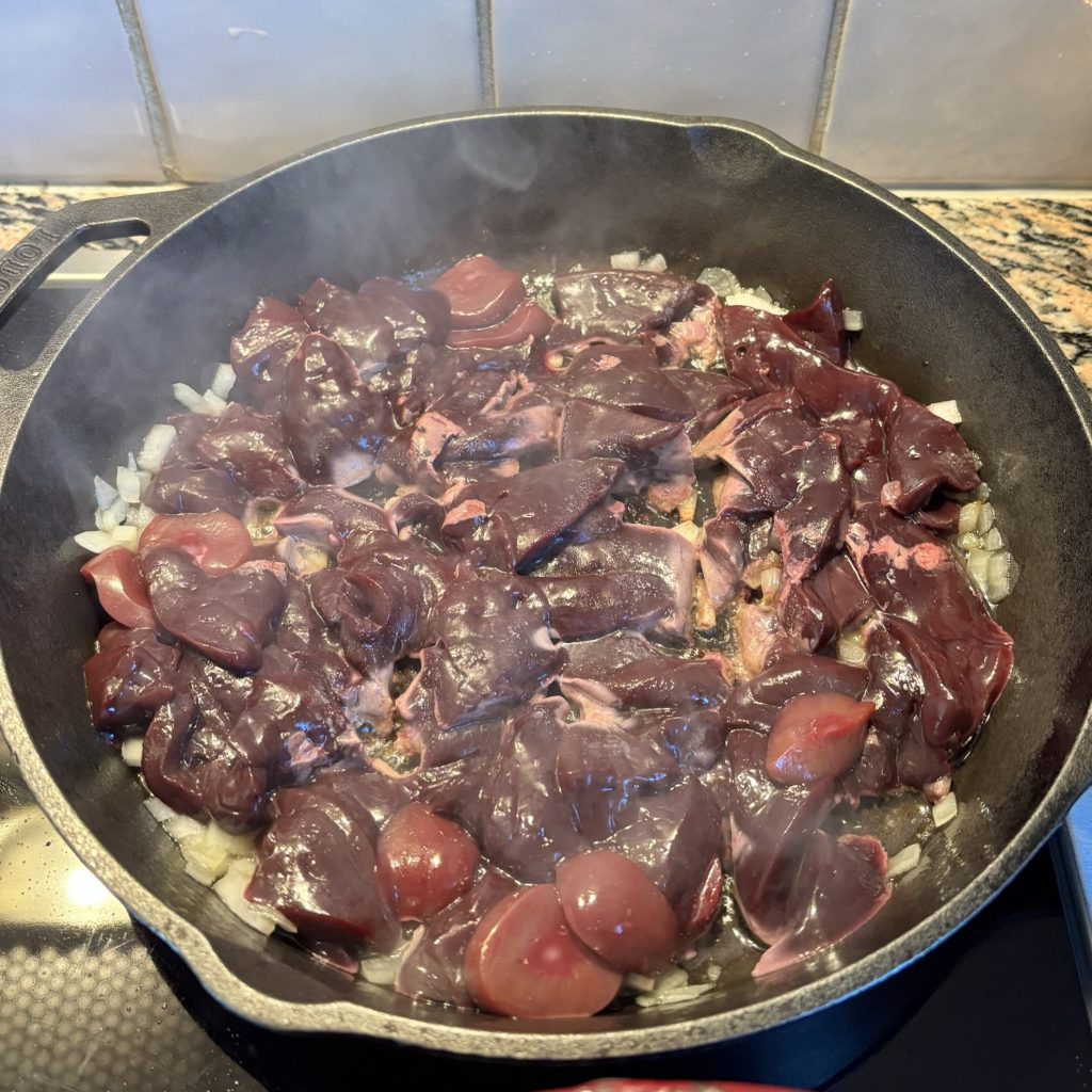 Frische Rehleber beim Anbraten in der Pfanne