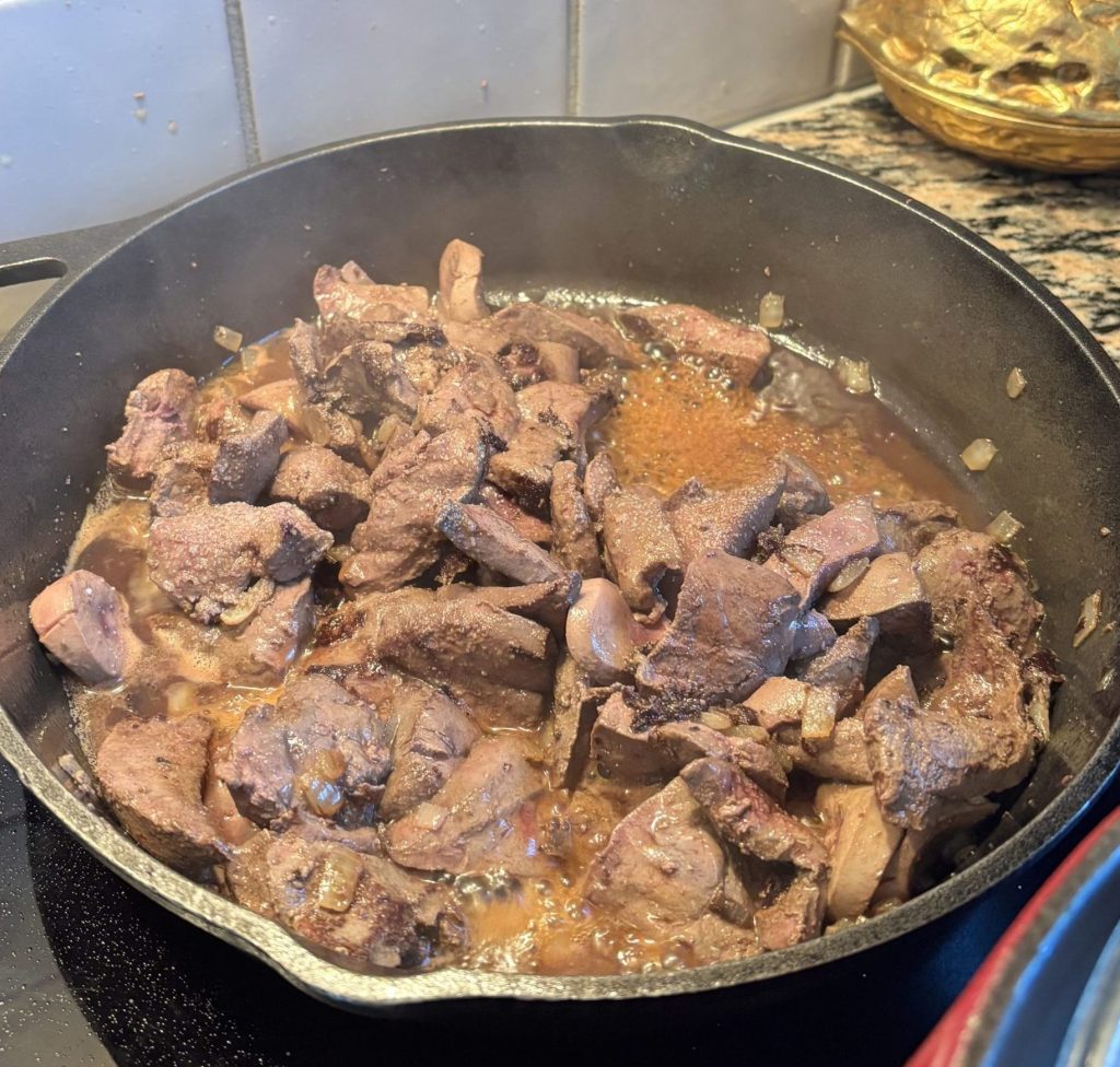 Rehleber wird mit Zwiebeln und Porto in der Pfanne gebraten