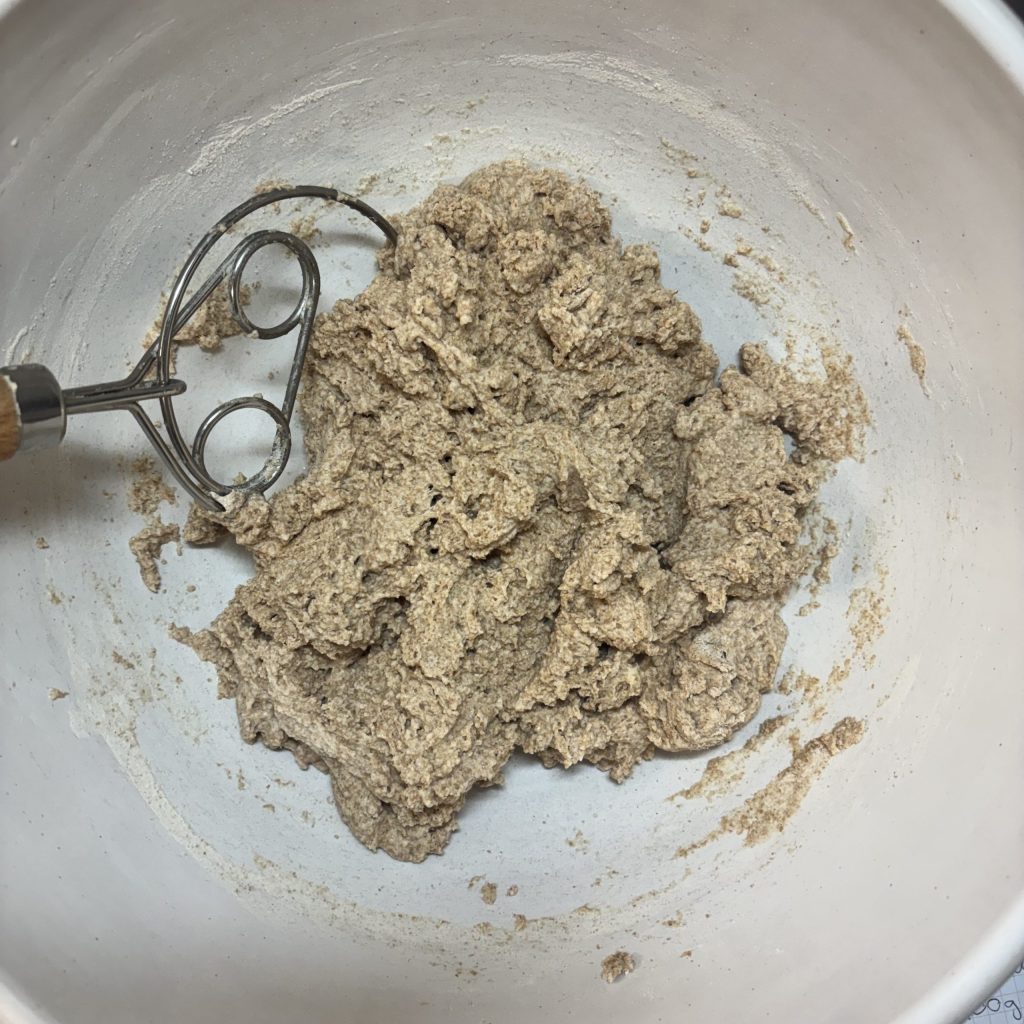 Vollkornbrot-Teig während dem Mischen in der Schüssel