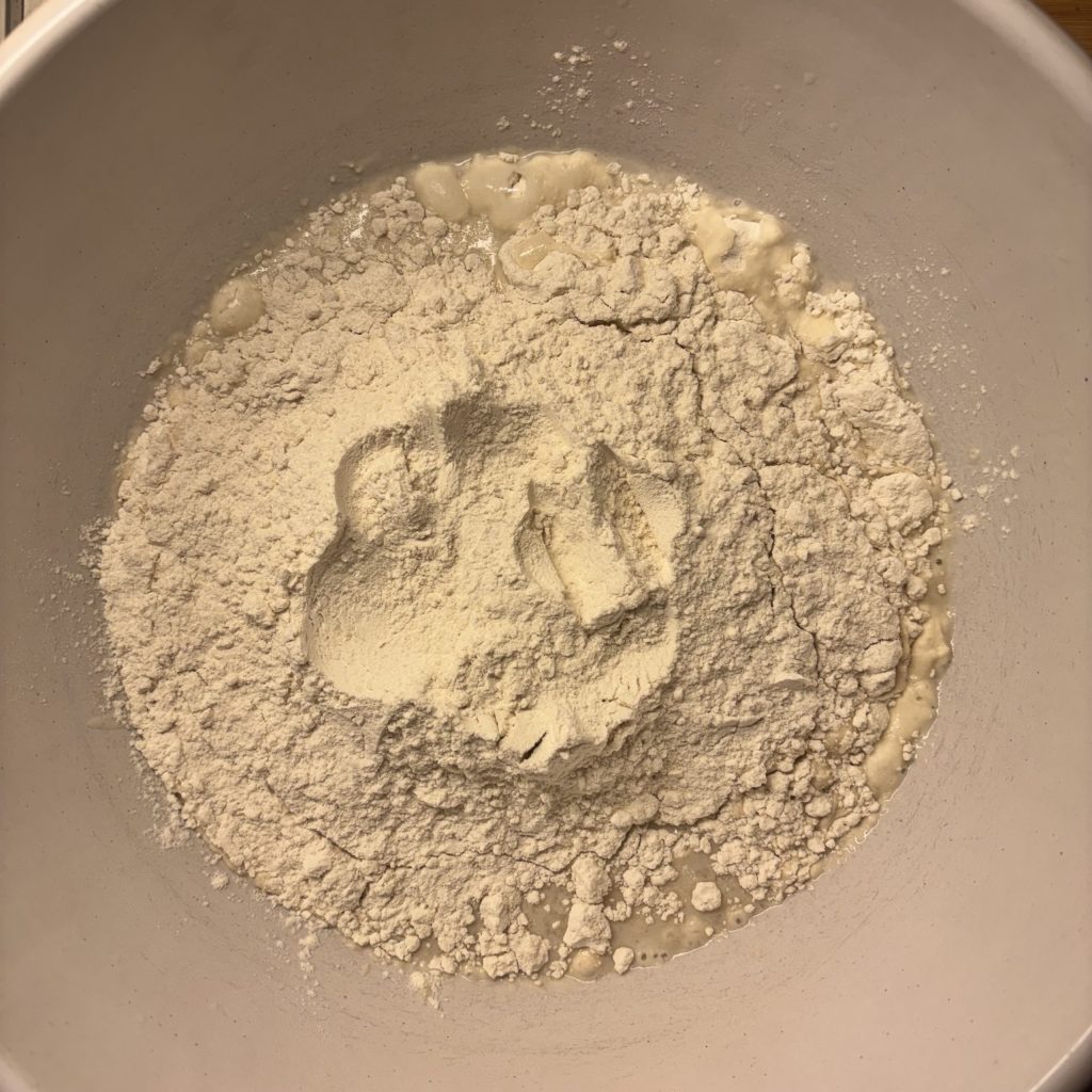 Mehl und Salz auf dem Starter und Wasser gemisch, für Suaertieg Ciabatta.