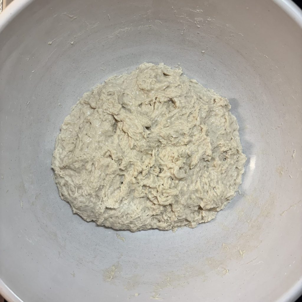 Teig für Sauerteig Ciabatta nach dem Mischen in der Schüssel