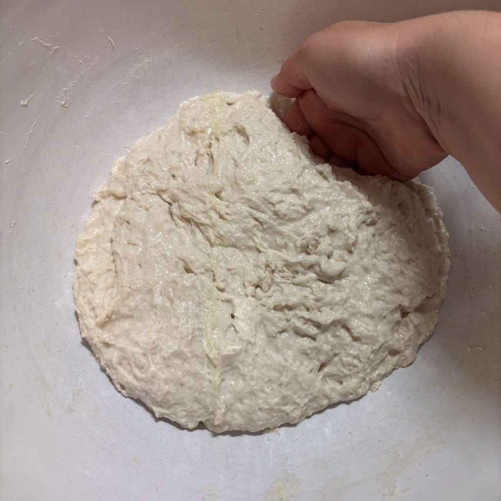 klebriger Sauerteig vor dem dehnen und falten