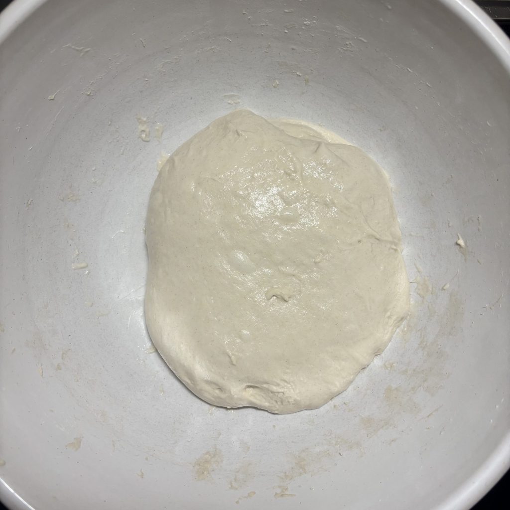 Sauerteig Ciabatta Teig nach dem Dehnen und Falten
