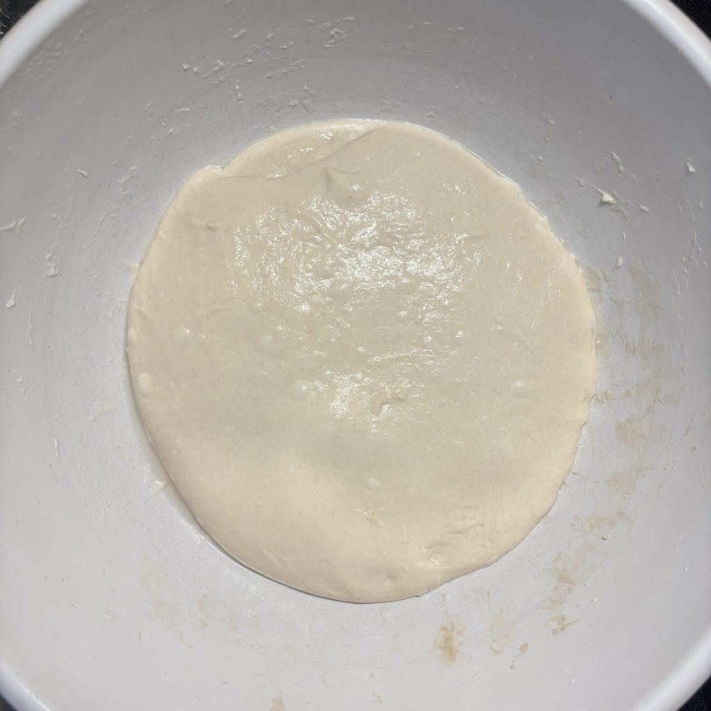 Weicher Sauerteig Ciabatta Teig nach der ersten Ruhezeit