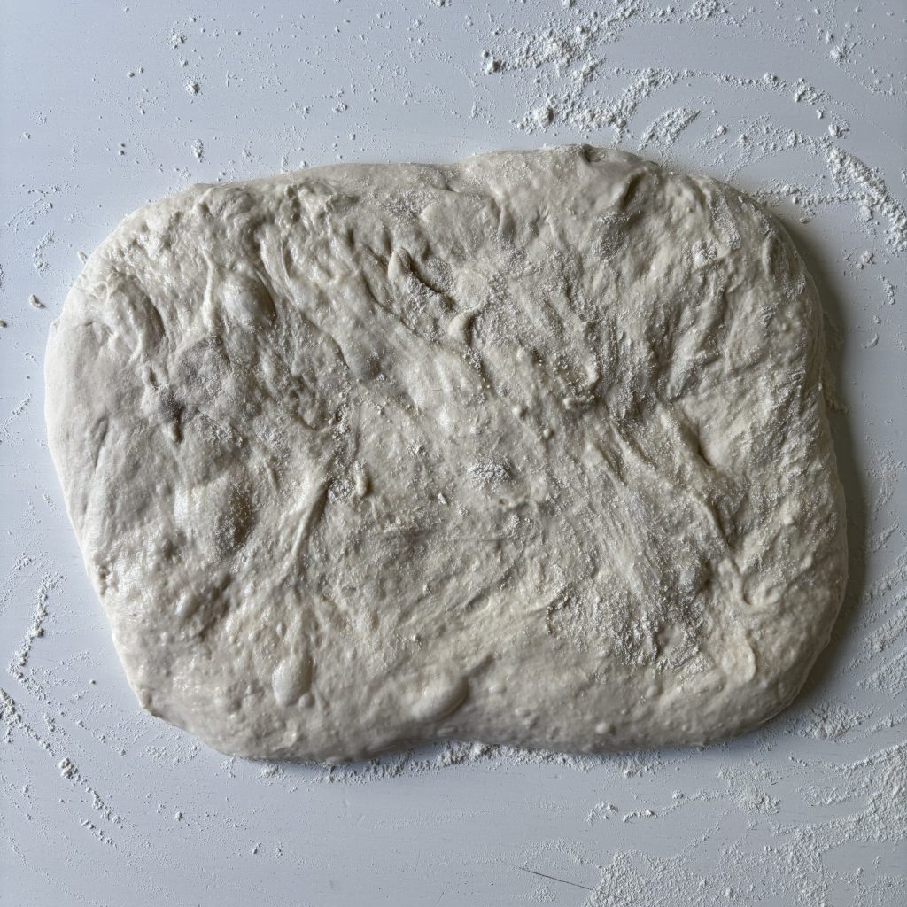 Ausgezogener Sauerteig Ciabatta Teig vor dem Teilen