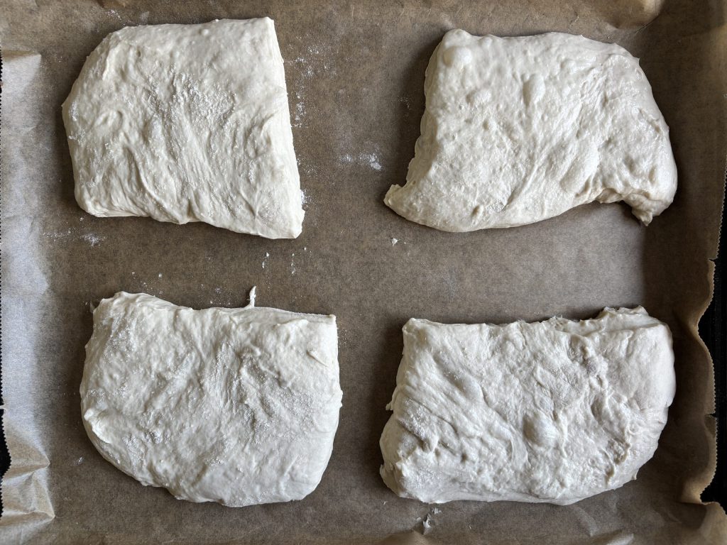 Geformte Sauerteig Ciabatta Brötchen vor dem Backen