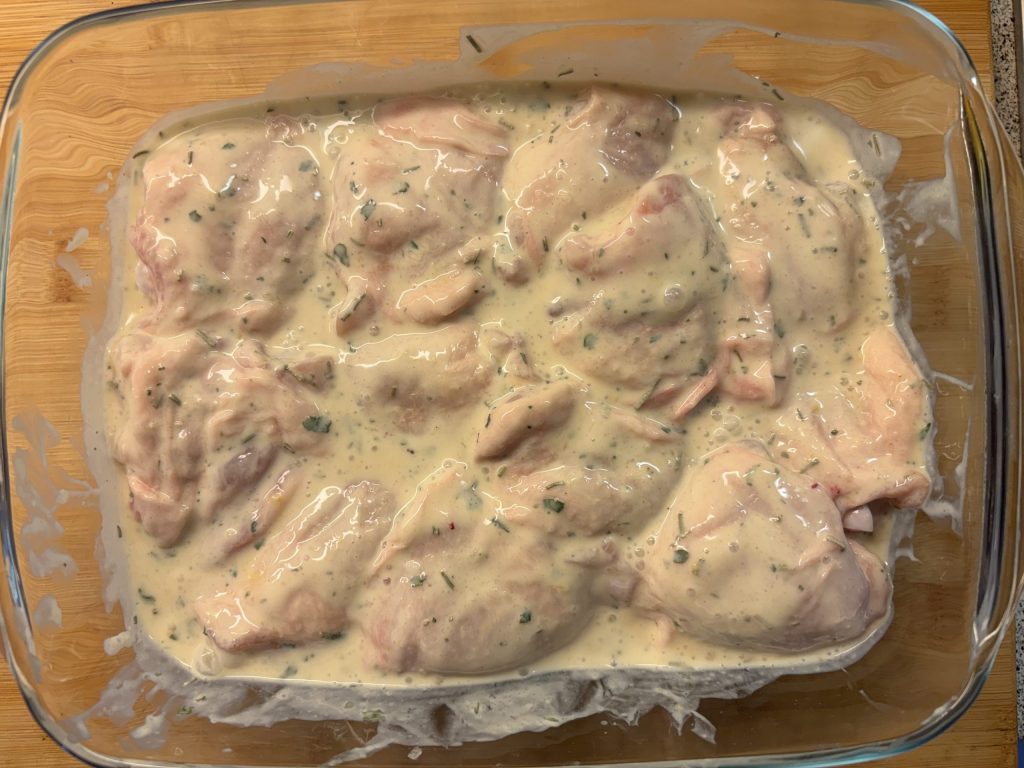 Hähnchenstücke in Joghurt Zitronen Marinade mit Kräutern und Knoblauch eingelegt