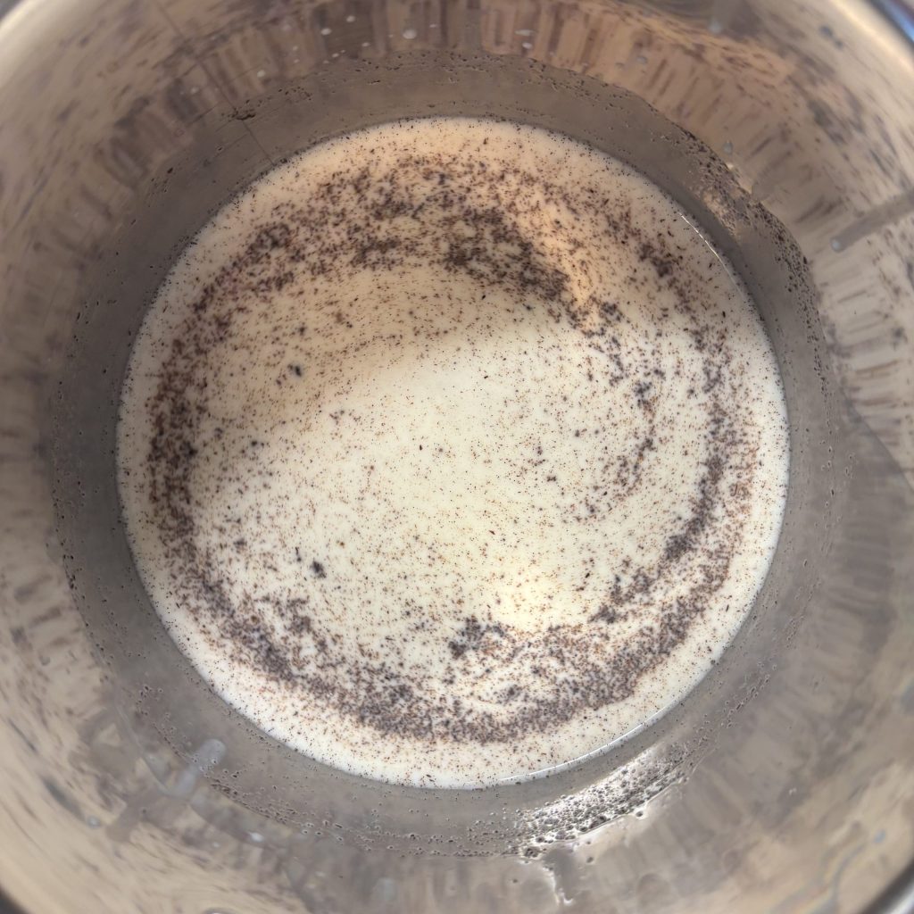 Milch mit echter Vanille im Topf für selbstgemachten Vanillepudding