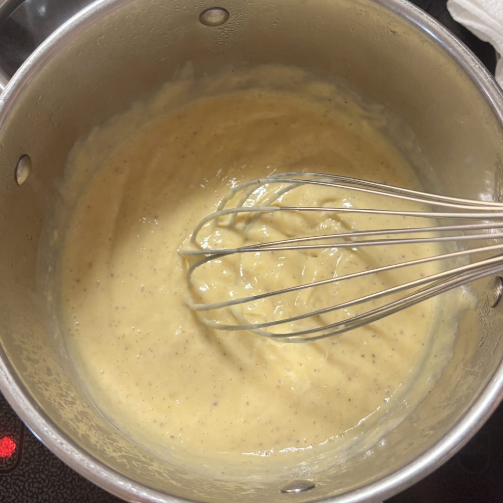 Fertiger Vanillepudding mit Eigelb und echter Vanille im Topf