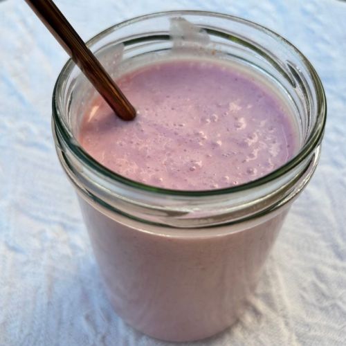 Selbstgemachter Milchkefir-Smoothie mit Beeren im Glas