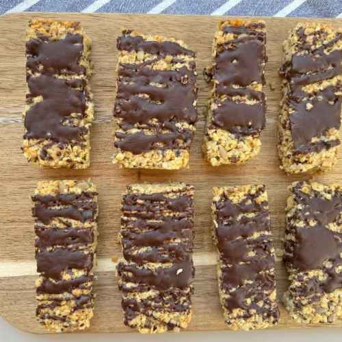 Selbstgemachte Müsliriegel ohne Zucker mit Schokolade in Riegelform geschnitten