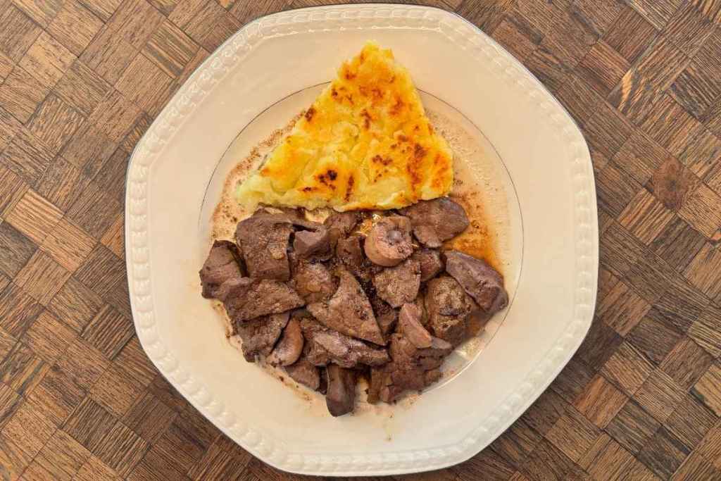 Nonas Rehleber Rezept mit Kartoffelgratin serviert