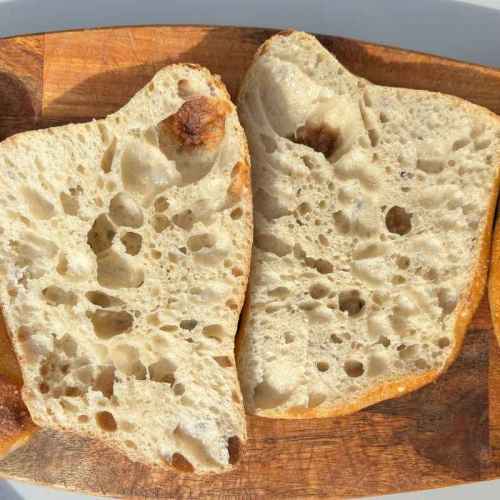Aufgeschnittenes Sauerteig Ciabatta mit luftiger Krume