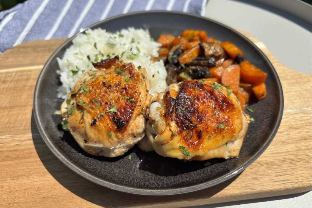 Poulet mariniert in Hähnchen Marinade mit Joghurt und Zitrone. Gebraten serviert auf einem Teller mit Reis und Gemüse