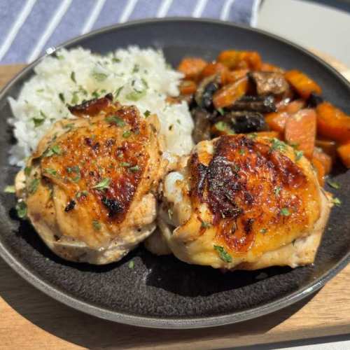 Poulet mariniert in Hähnchen Marinade mit Joghurt und Zitrone. Gebraten serviert auf einem Teller mit Reis und Gemüse