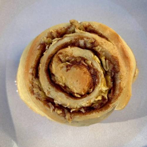 Weiche Sauerteig Zimtschnecke mit Apfel und sichtbarer Zimtspirale