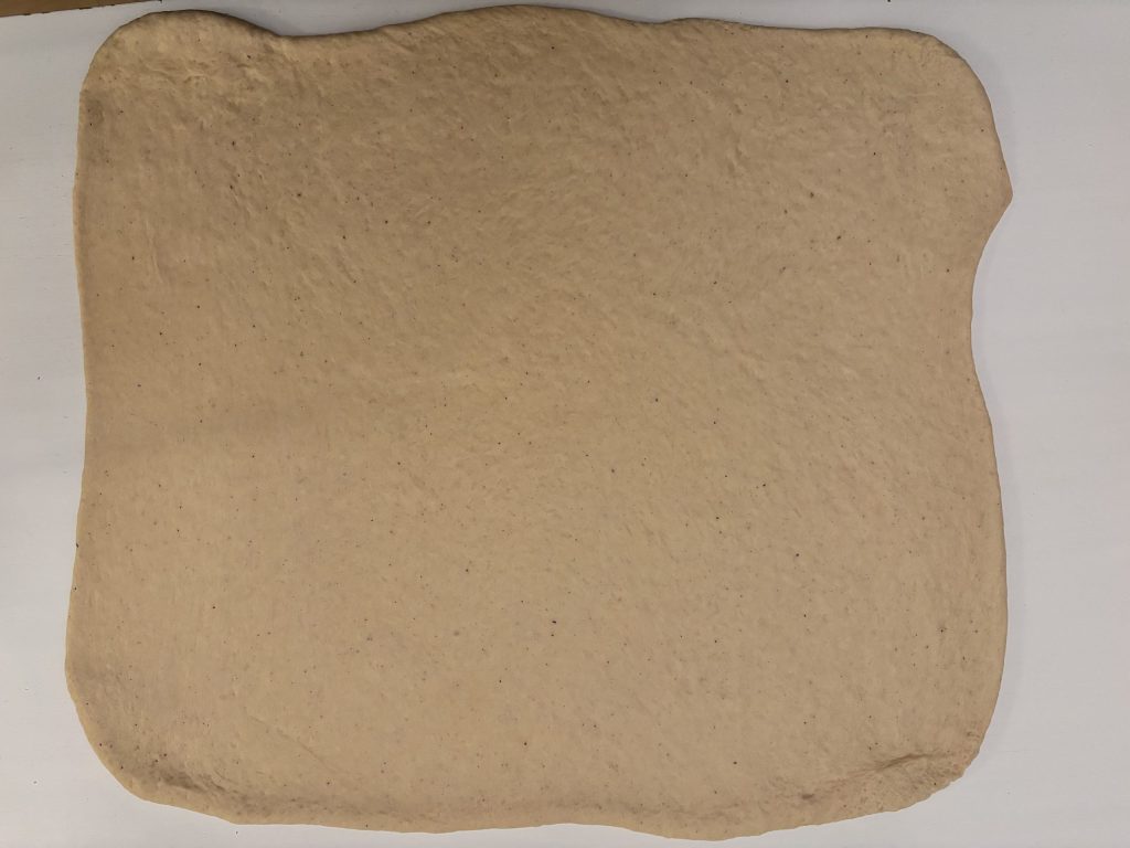 Dünn ausgerollter Sauerteigteig für selbstgemachte Puddingschnecken