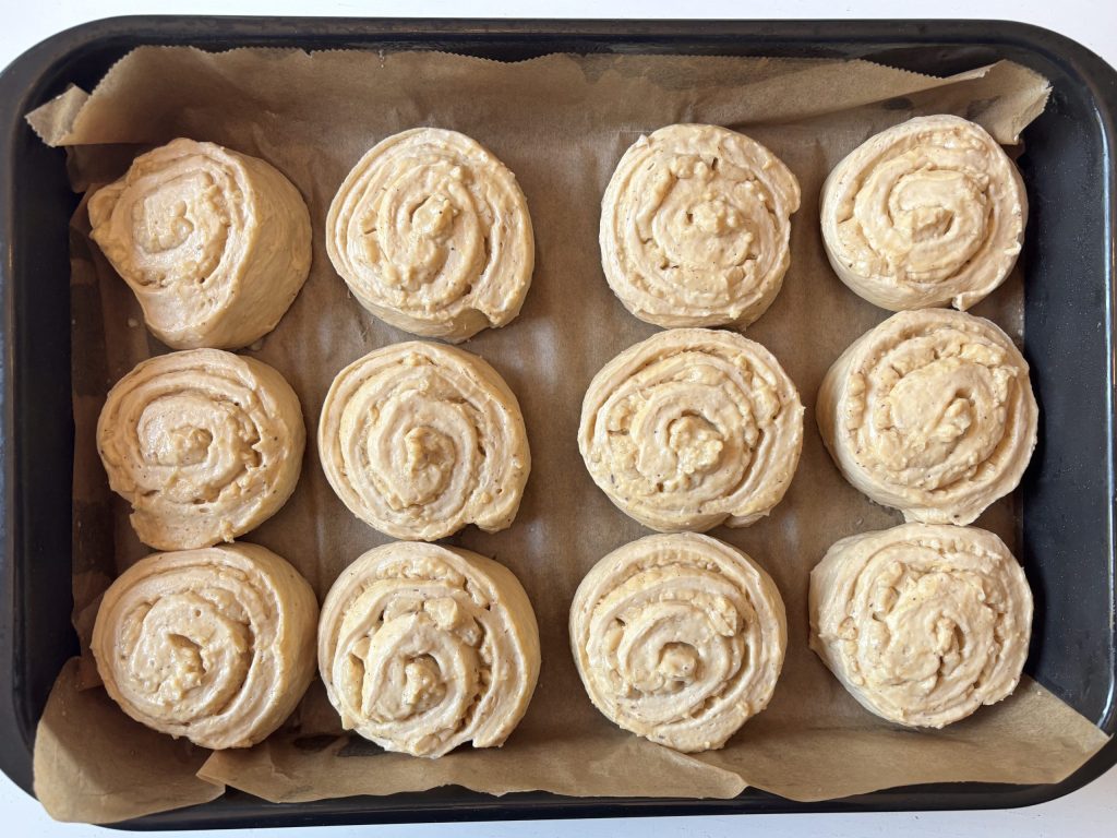 Ungebackene Puddingschnecken mit Sauerteig in der Form nach der Stückgare