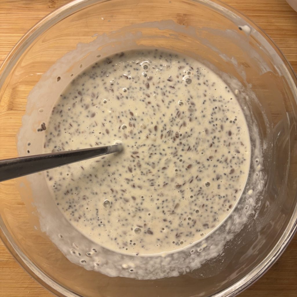 Flüssiger Teig für Sauerteig Knäckebrot mit Saaten in einer Schüssel