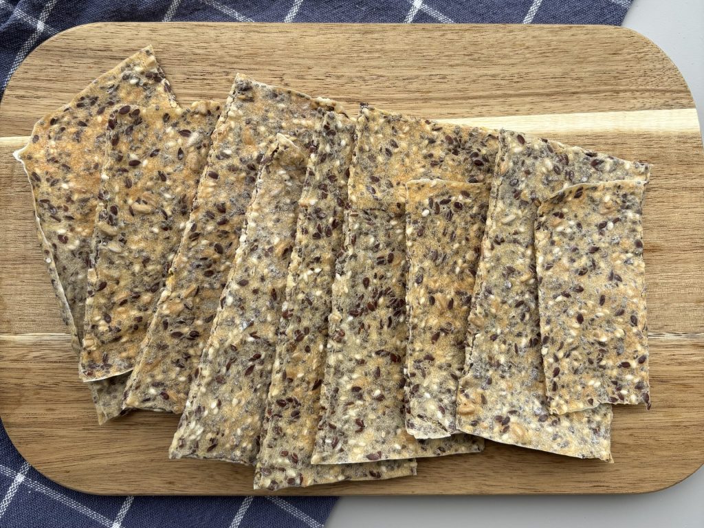 Gebackenes Sauerteig Knäckebrot mit Saaten in Stücke gebrochen