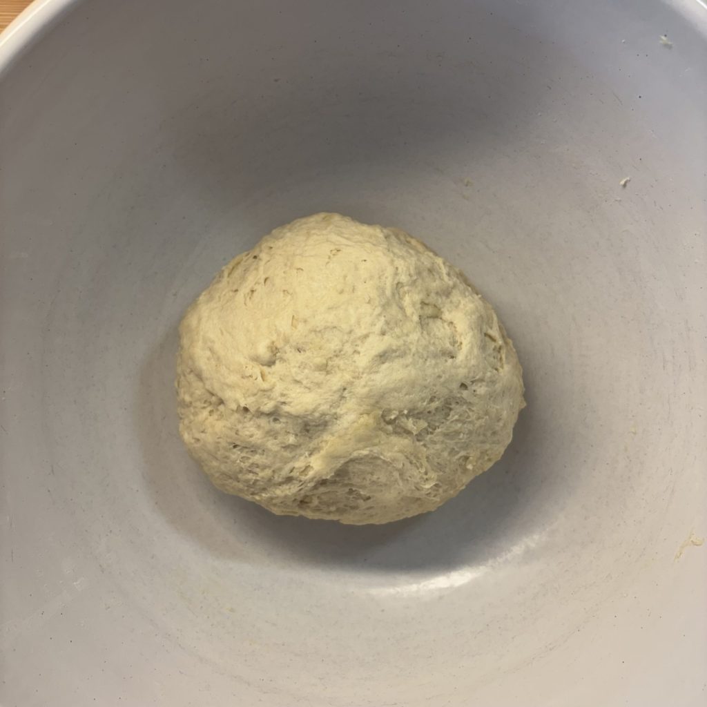 Frisch gemischter Teig für Weggli mit Sauerteig