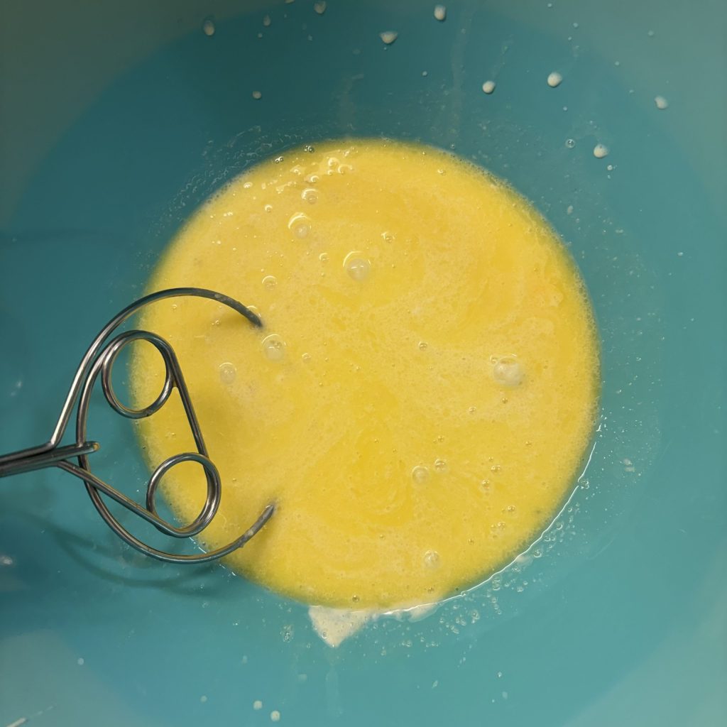 Flüssige Zutaten für weiche Rosinenbrötchen mit Sauerteig