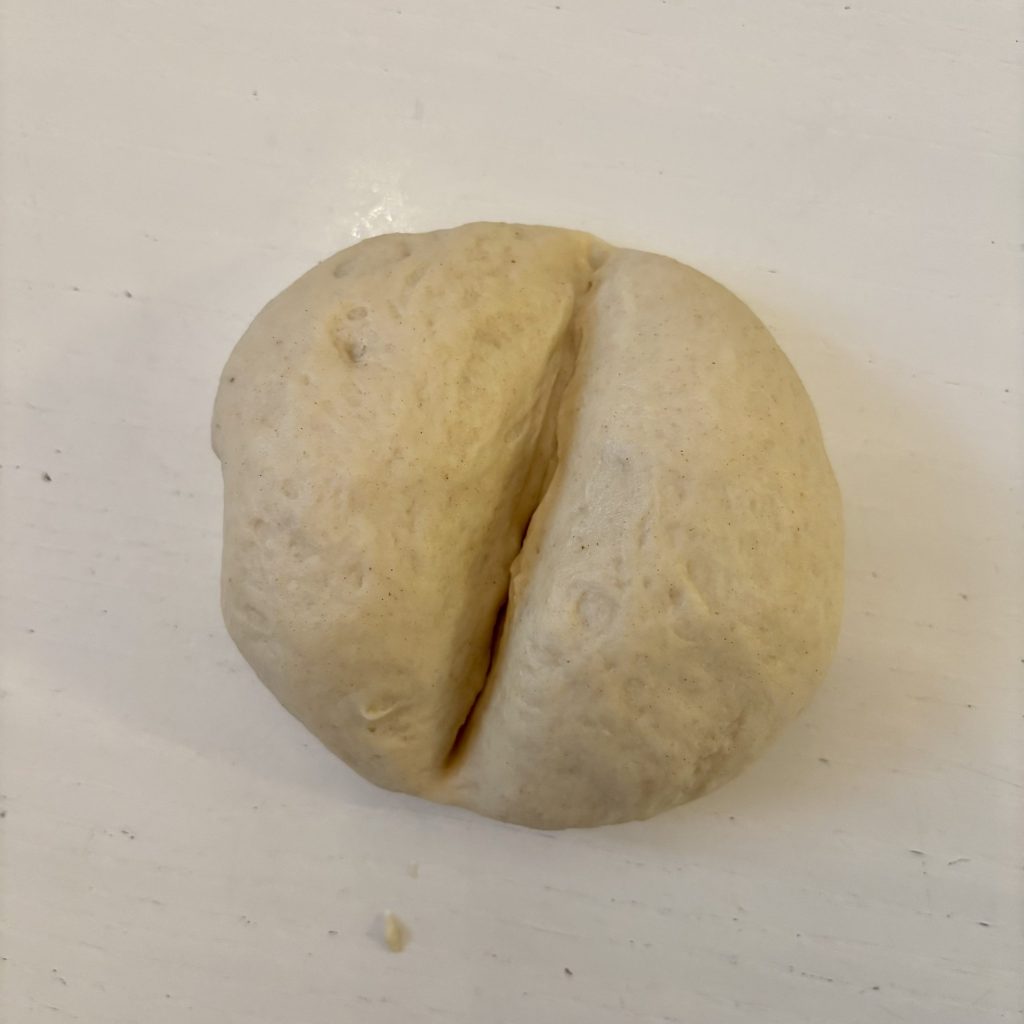 Eingedrücktes Weggli mit Sauerteig vor dem Backen