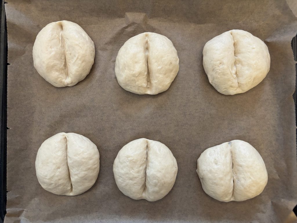 Sauerteig-Weggli vor der Stückgare auf dem Backblech