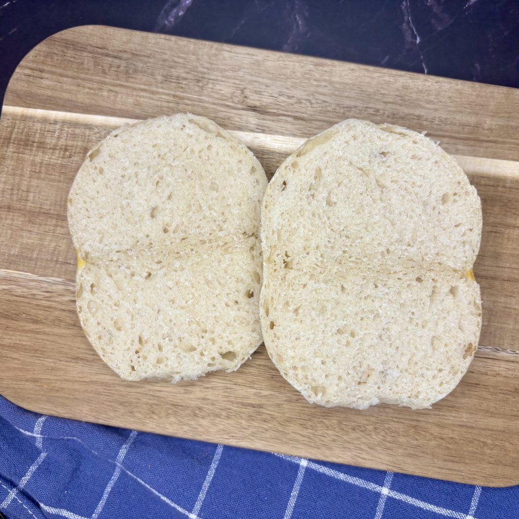 Aufgeschnittenes Weggli mit Sauerteig mit weicher Krume