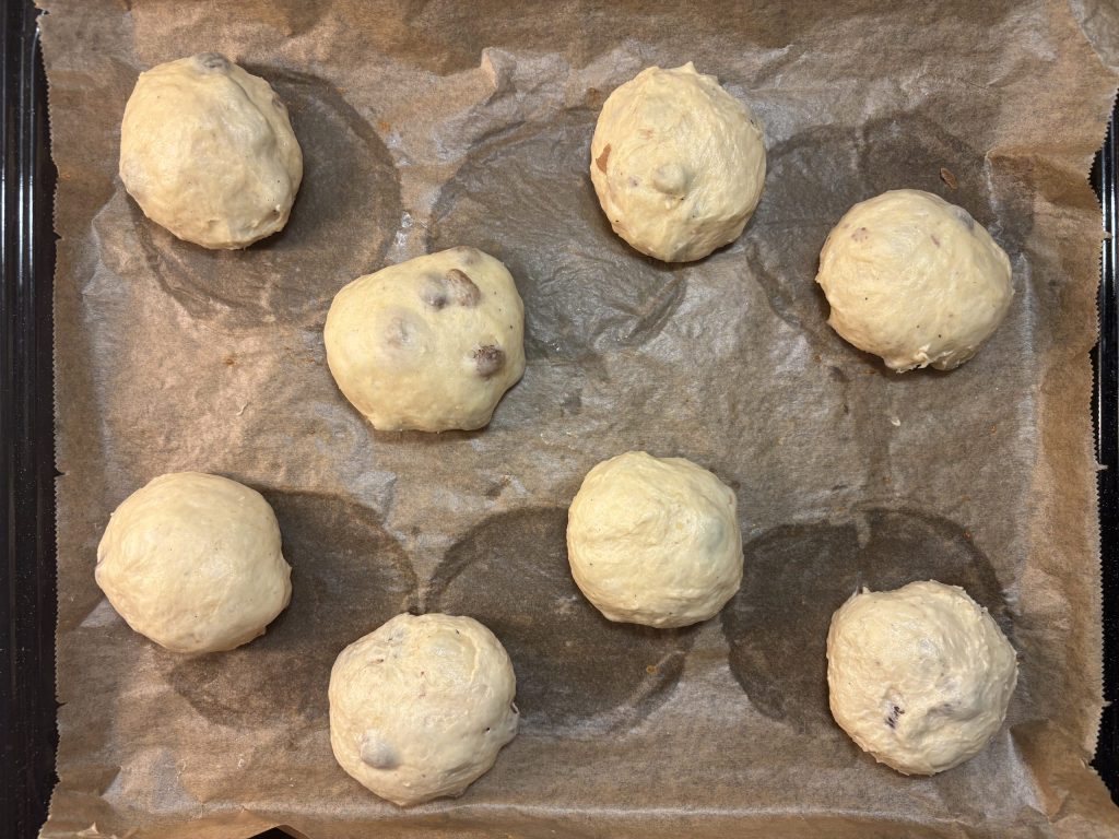 Geformte Rosinenbrötchen mit Sauerteig auf dem Backblech
