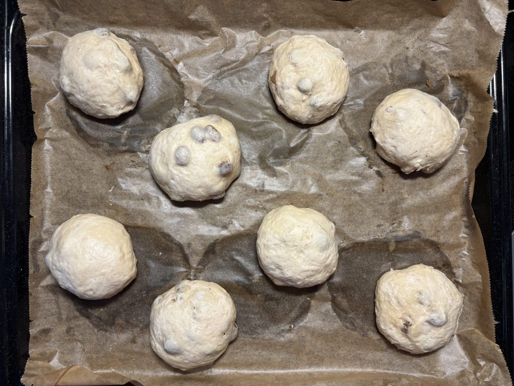 Rosinenbrötchen mit Sauerteig nach der Stückgare