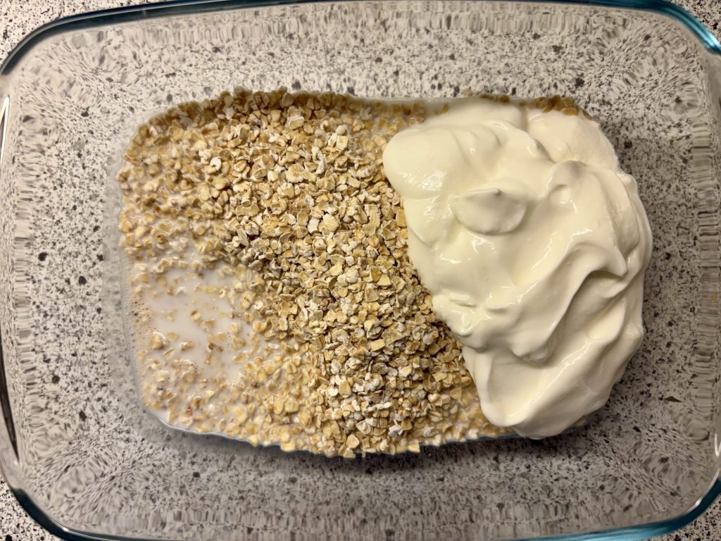 Haferflocken und Joghurt für selbst gemachtes Birchermüesli
