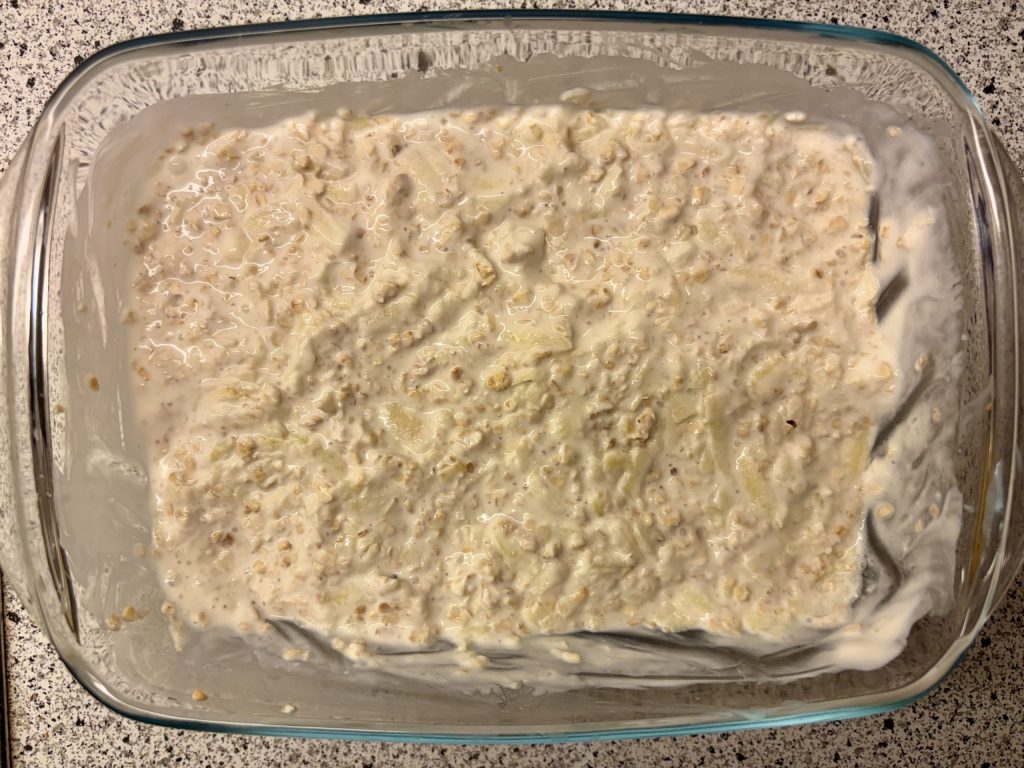 Eingeweichte Haferflocken als Basis für Birchermüesli