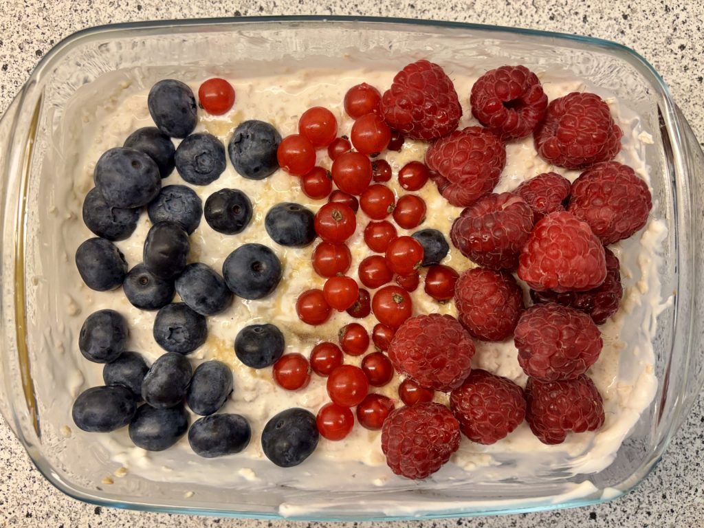 Heidelbeeren, Himbeeren und rote Johannisbeeren für Birchermüesli