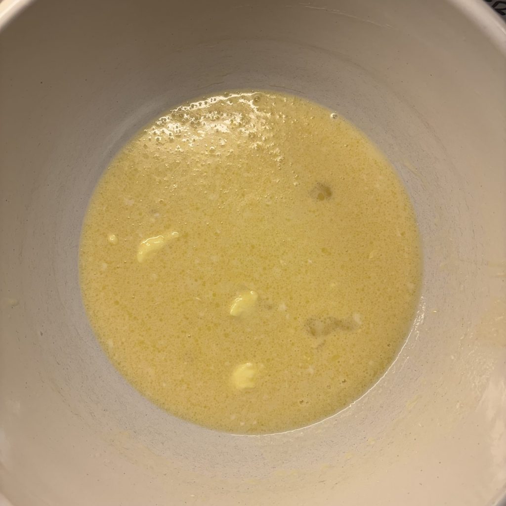 Flüssige Zutaten für Sauerteig Zimtschnecken mit Apfel in einer Schüssel