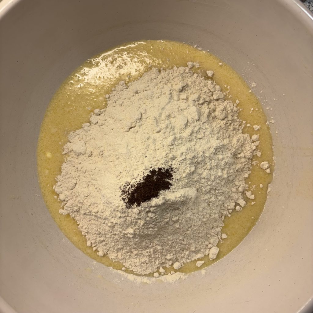 Mehl und weitere Zutaten für Sauerteig Zimtschnecken mit Apfel