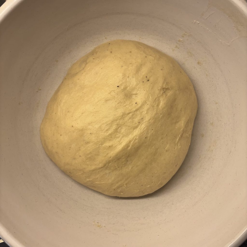 Aufgegangener Teig für Sauerteig Zimtschnecken mit Apfel nach der Stockgare