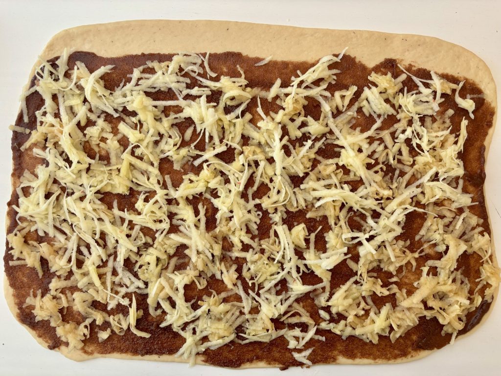 Geriebene Äpfel auf der Füllung für Sauerteig Zimtschnecken mit Apfel