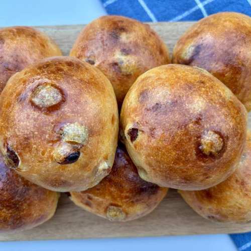 Goldbraune Rosinenbrötchen mit Sauerteig frisch gebacken