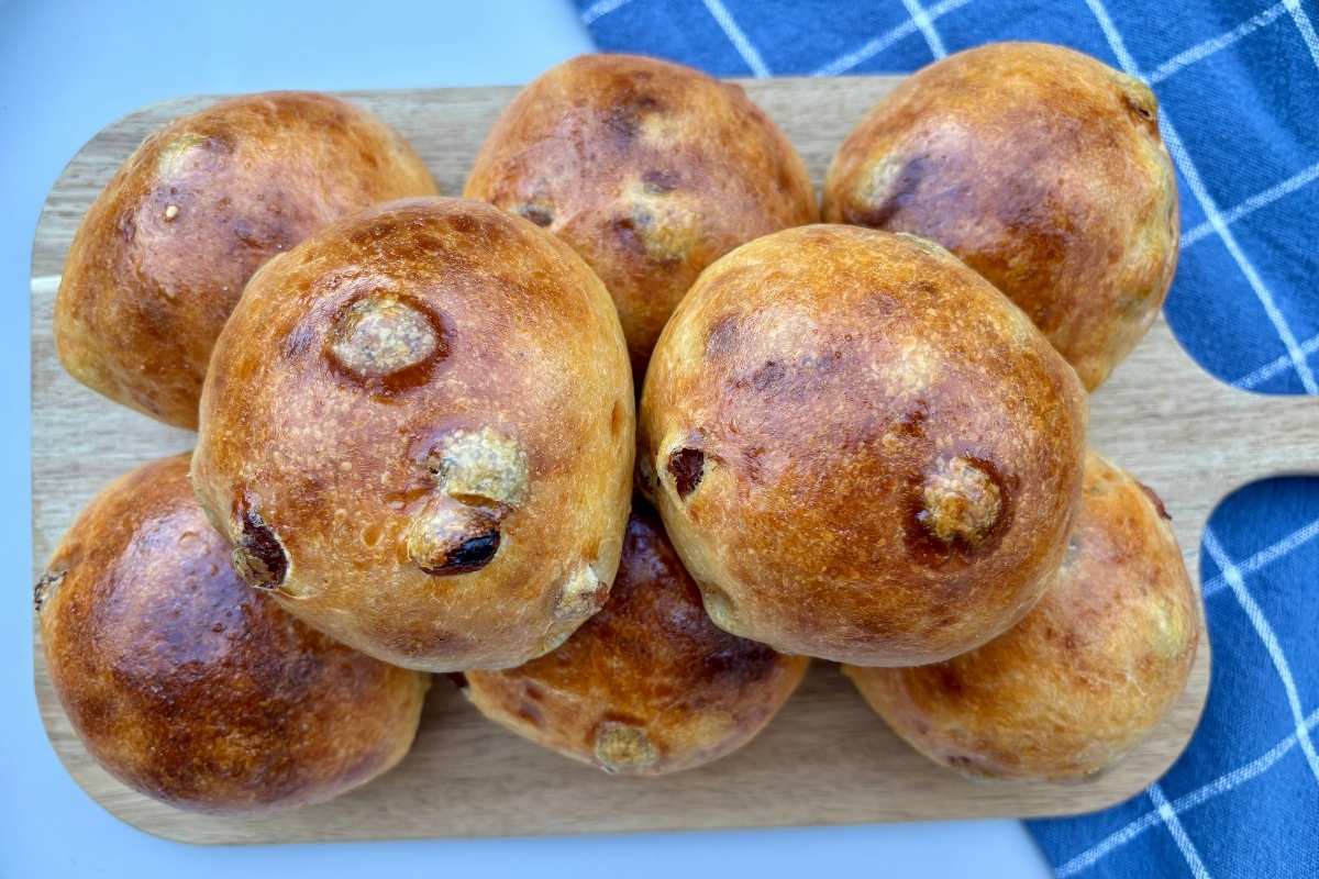Rosinenbrötchen mit Sauerteig – super einfach & weich