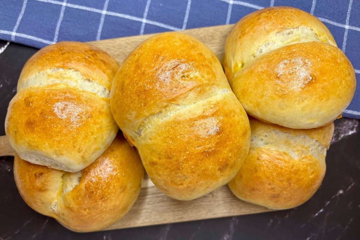 Weggli mit Sauerteig – weiche Sauerteig-Brötchen