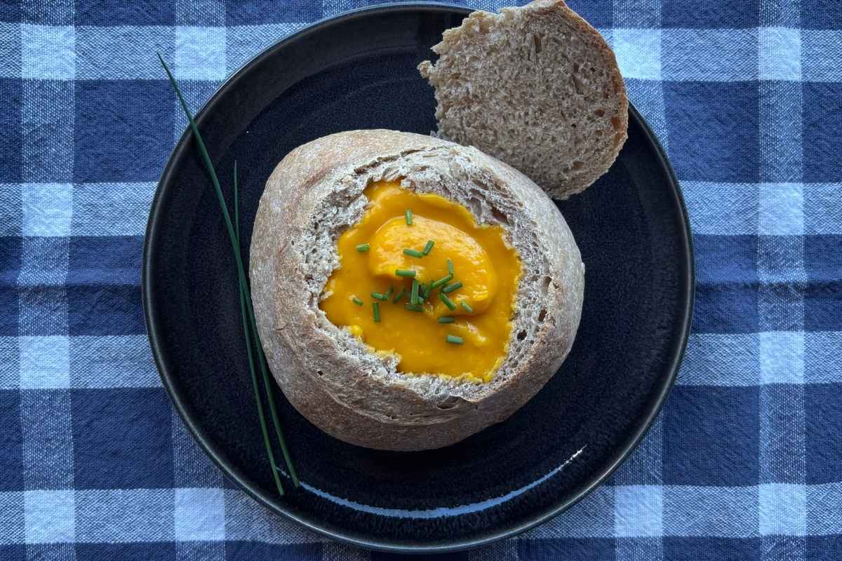 Brot Bowls mit Sauerteig – Suppe im Brot servieren