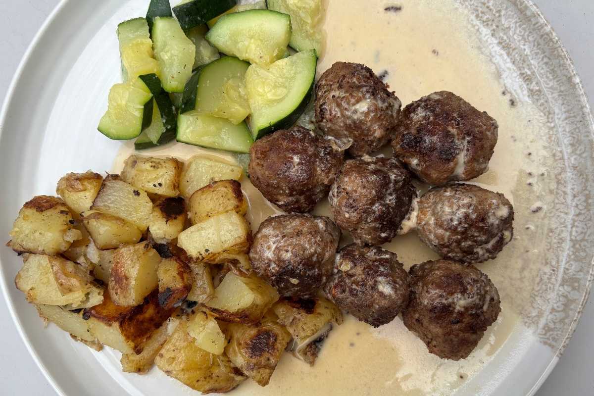 Hackbällchen in Rahmsauce – saftig & einfach gemacht