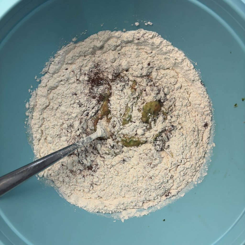 Mehlmischung mit Kakao und trockenen Zutaten für die Muffins