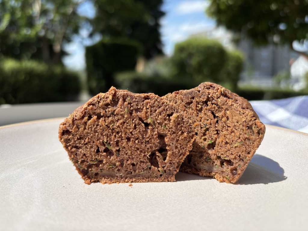 Aufgeschnittener Gemüsemuffin mit saftiger Krume