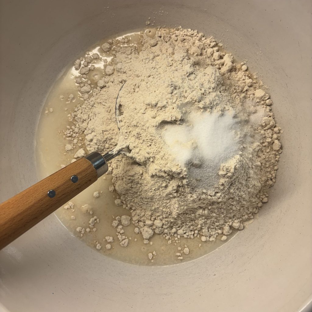 Mehl und weitere Zutaten für den Brot-Bowl-Teig in der Schüssel